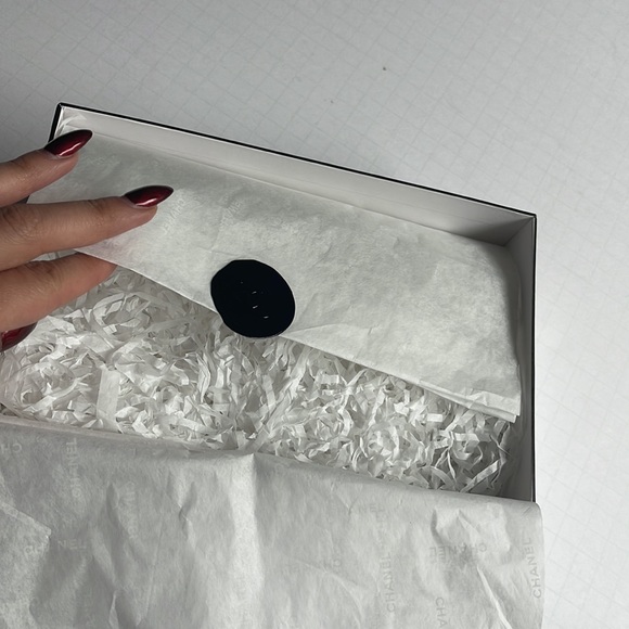 Chanel White Box and Envelope - Picture 8 of 10